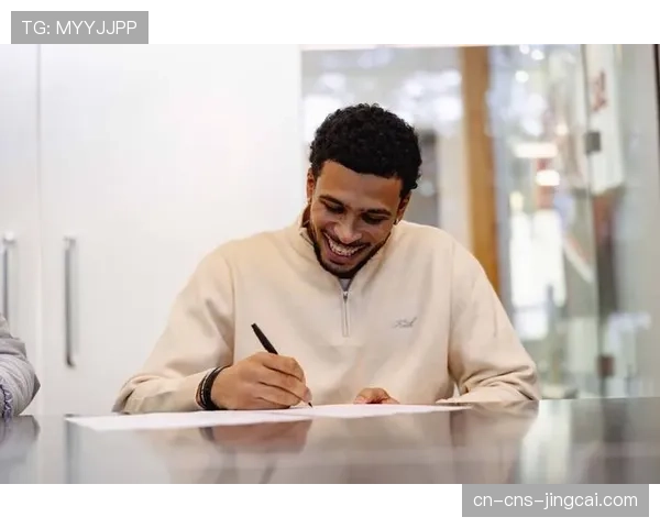 官方消息：开拓者与球队功勋主帅达成续约协议，合同细节未披露。